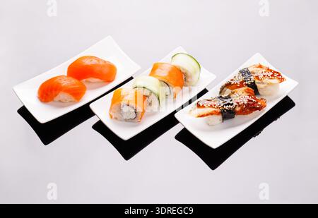 Sushi e maki assortiti, disposti in modo splendido su piatti Foto Stock