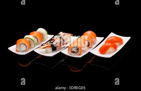 Sushi e maki assortiti, disposti in modo splendido su piatti Foto Stock