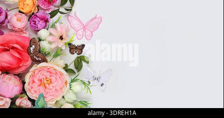 Concetto di vacanza con fiori, composizione primaverile o estiva, natura morta, striscione. Biglietto d'auguri per la festa della mamma, la festa della donna, val Foto Stock