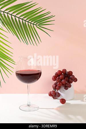 Natura morta moderna con vino rosso, cocktail alcolico margarita e uva su sfondo pastello con lunghe ombre dure, minimale Foto Stock
