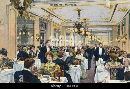 Questa cartolina d'epoca del 1912 mostra il ristorante Metropol di Stoccolma, Svezia. Il Restaurant & Café Metropol è stato fondato nel 1905 all'angolo tra Hamngatan e Norrmalmstorg nell'isolato Skravelberget Mindre su Östermalm. È servito come luogo di ristorazione di lusso e luogo di incontro sociale per scrittori, artisti e attori fino alla sua chiusura nel 1918. L'immagine mostra la facciata dell'edificio e l'ambiente stradale tipico di Stoccolma all'inizio del XX secolo. Foto Stock