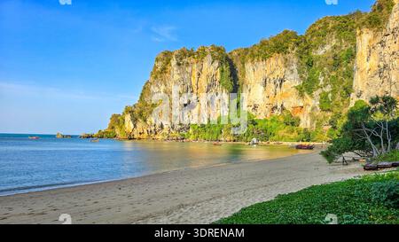 Esplorando la tranquilla bellezza di Railay Beach a Krabi, Thailandia, durante l'ora d'oro Foto Stock