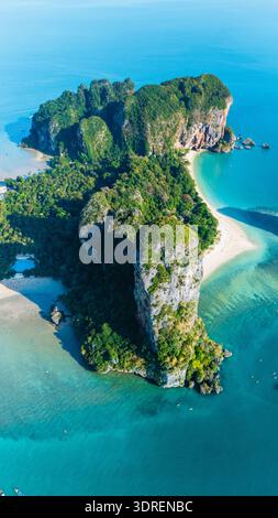 Esplorando la bellezza mozzafiato di Railay Beach a Krabi, Thailandia, durante una giornata di sole Foto Stock