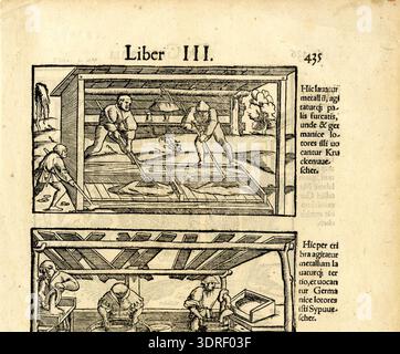 Incisione in legno del XVI secolo che mostra due scene di minatori al lavoro. La scena in alto raffigura uomini che rastrellano il terreno, mentre la scena in basso mostra uomini che usano secchi. Un'altra illustrazione è visibile sul lato posteriore. Parte di una pubblicazione non identificata, enfatizza le prime pratiche minerarie moderne, gli strumenti, il lavoro, l'attività professionale e le tecniche rinascimentali di taglio del legno. Foto Stock