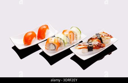 Sushi e maki assortiti, disposti in modo splendido su piatti Foto Stock
