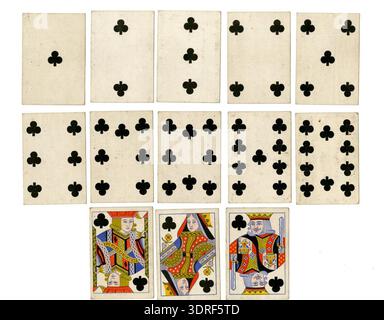 Questa cromolitografia della metà del XIX secolo raffigura un pacchetto completo di 52 carte da gioco a doppia estremità, disegnate da Owen Jones e pubblicate da De la Rue. I dorsi presentano pannelli ornamentali rossi e blu e una carta di servizio è incisa. Le carte sono realizzate utilizzando litografia e incisione, riflettendo il design decorativo dell'epoca vittoriana, i metodi di produzione delle carte e la cultura ricreativa. Foto Stock