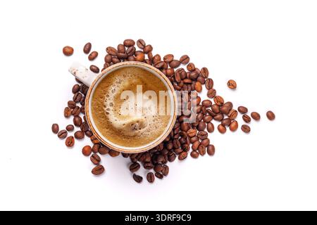 Una tazza di caffè appena preparato, circondato da ricchi chicchi di caffè tostati aromatici Foto Stock