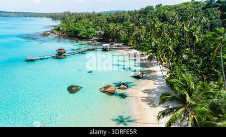 Paradiso tropicale sull'isola di Koh Kood, Thailandia, splendida vista aerea della spiaggia incontaminata Foto Stock