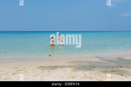 Coppia che si diverte insieme nelle acque cristalline della splendida isola di Koh Kood, Thailandia Foto Stock