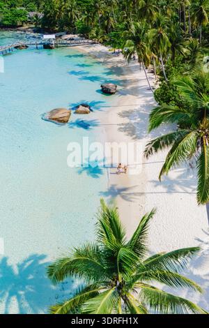 Vista aerea mozzafiato della splendida spiaggia dell'isola di Koh Kood, che si trova in Thailandia Foto Stock