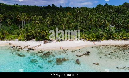 Ti attendono splendide vedute aeree dell'isola di Koh Kood, della tranquilla spiaggia thailandese e delle lussureggianti palme Foto Stock