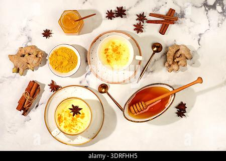Una varietà di tè e latte giapponese a base di latte dorato di curcuma. La bevanda sana alla moda matcha promuove la perdita di peso, rilassarsi Foto Stock