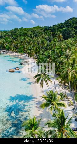 Vi attendono splendide vedute aeree dell'Isola di Koh Kood in Tailandia, la spiaggia tropicale e la lussureggiante vegetazione Foto Stock