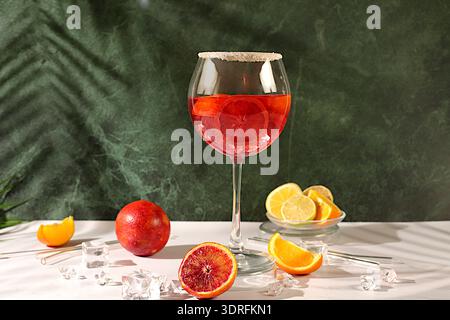 Cocktail Aperol Spritz con limone e arancia, cubetti di ghiaccio, rum e tequila. Festa estiva e concetto di vacanza. Striscione con alcol Foto Stock
