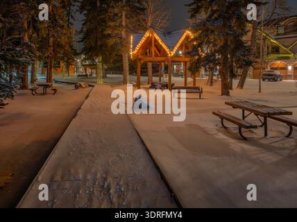 Vista notturna invernale del Friendship Park nel centro di Canmore, Alberta, Canada Foto Stock
