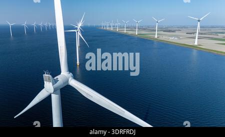Parco eolico offshore nei Paesi Bassi che presenta la moderna tecnologia delle turbine eoliche Foto Stock