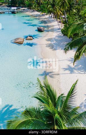 Prospettiva aerea che cattura l'esotica spiaggia tropicale sulla splendida isola di Koh Kood in Thailandia Foto Stock