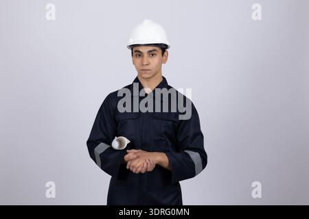 Tecnico che tiene in mano una parte industriale Foto Stock