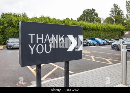 Grazie, firma con la freccia in un parcheggio commerciale. Portsmouth, Regno Unito, 3 luglio 2024 Foto Stock