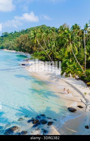 Spiaggia sulla splendida isola di Koh Kood, Thailandia, con acque cristalline e palme Foto Stock