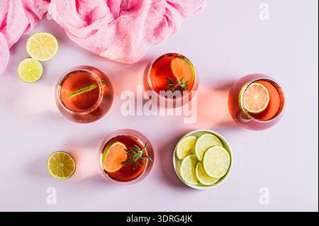 Cocktail alcolico rosa negroni con calce in bicchieri sulla vista del tavolo Foto Stock