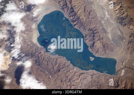 Il lago Pyramid, situato a nord-est di Reno, Nevada, è raffigurato dalla stazione spaziale Internazionale mentre orbitava a 265 miglia sopra il Nord America. Circondato da un paesaggio desertico spettacolare, il lago è una destinazione popolare per la pesca, il campeggio e il birdwatching. Una fotografia scattata dalla stazione spaziale Internazionale il 19 ottobre 2025 una versione ottimizzata di un'immagine originale della NASA: Credit NASA/ZCardman Foto Stock