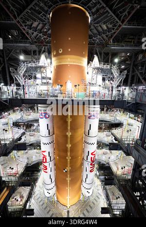 Il razzo Space Launch System della NASA è visto all'interno dell'alta baia 3 del Vehicle Assembly Building mentre le squadre attendono l'arrivo dei membri dell'equipaggio di Artemis II per salire a bordo del loro veicolo spaziale Orion in cima al razzo come parte del test dimostrativo di conto alla rovescia Artemis II, sabato 20 dicembre 2025, Kennedy Space Center della NASA in Florida. Per questa operazione, l'equipaggio di Artemis II e le squadre di lancio simulano la sequenza temporale del giorno di lancio, tra cui l'ingresso e l'uscita di veicoli spaziali. Una versione ottimizzata di un'immagine originale della NASA: Credito NASA/JKowsky Foto Stock