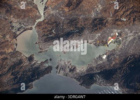 La San Francisco Bay area della California, circondata dalle città di San Francisico, Oakland e San Jose, e dai loro sobborghi, è raffigurata dalla stazione spaziale Internazionale mentre orbitava a 260 miglia sopra il Golden State. I punti di riferimento visibili includono il Golden Gate Bridge e il Don Edwards San Francisco Bay National Wildlife Refuge. Una fotografia scattata dalla stazione spaziale Internazionale il 3 agosto 2025 una versione ottimizzata di un'immagine originale della NASA: Credit NASA/NAyers Foto Stock