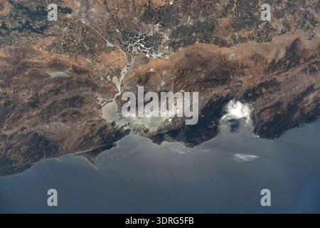 La San Francisco Bay area della California, circondata dalle città di San Francisico, Oakland e San Jose, è raffigurata dalla stazione spaziale Internazionale mentre orbitava a 260 miglia sopra il Golden State. In cima, il sole risplende dal fiume San Joaquin nella Central Valley della California. Una fotografia scattata dalla stazione spaziale Internazionale il 3 agosto 2025 una versione ottimizzata di un'immagine originale della NASA: Credit NASA/NAyers Foto Stock