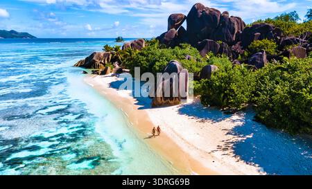 Splendida passeggiata al tramonto sulla spiaggia di Anse Source dArgent a la Digue Seychelles Foto Stock
