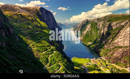 Vista aerea mozzafiato delle scogliere del Kjerag e del Lysefjord in Norvegia, che offre una straordinaria bellezza naturale Foto Stock