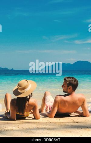 Rilassante fuga di lusso sull'isola di Koh Wai, Thailandia, con una coppia che si gode la spiaggia tropicale Foto Stock