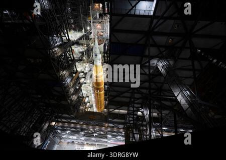 Il lanciatore mobile con il razzo Artemis II Space Launch System (SLS) della NASA e la navicella Orion ad esso fissati è visto all'interno del Vehicle Assembly Building dopo l'apertura delle porte prima di essere lanciato al Launch Pad 39B, 17 gennaio 2026, al Kennedy Space Center della NASA in Florida. Una versione ottimizzata di un'immagine originale della NASA: Credito NASA/JKowsky Foto Stock