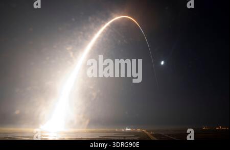 In questa esposizione di cinque minuti, il razzo Space Launch System della NASA, che trasporta la navicella Orion, lancerà durante il test di volo Artemis i, mercoledì 16 novembre 2022, dal Launch Complex 39B al Kennedy Space Center della NASA in Florida. La missione Artemis i della NASA è il primo test di volo integrato dei sistemi di esplorazione dello spazio profondo dell'agenzia: La navicella spaziale Orion, il razzo Space Launch System (SLS) e i sistemi di terra. SLS e Orion lanciati alle 1:47 EST, dal Launch Pad 39B al Kennedy Space Center. P una versione ottimizzata di un'immagine originale della NASA: Credito NASA/JKowsky Foto Stock