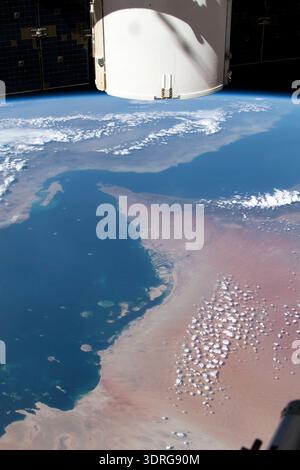 EMIRATI ARABI UNITI GOLFO DI OMAN, STRETTO DI HORMUZ, GOLFO PERSICO, ABU DHABI, DUBAI, QUSHM ISLAND, LIMB, STAZIONE SPAZIALE INTERNAZIONALE fotografia presa dalla stazione spaziale Internazionale il 29 maggio 2019. Una versione ottimizzata di un'immagine originale della NASA: Credit NASA Foto Stock
