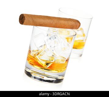 Due bicchieri da whiskey e sigaro Foto Stock
