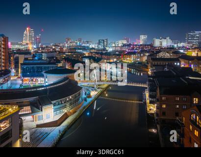 Centro città di Leeds illuminato di notte, vista aerea sugli edifici, le strade e lo skyline della città più grande del West Yorkshire. Foto Stock