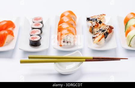 Sushi e maki assortiti, disposti in modo splendido su piatti Foto Stock