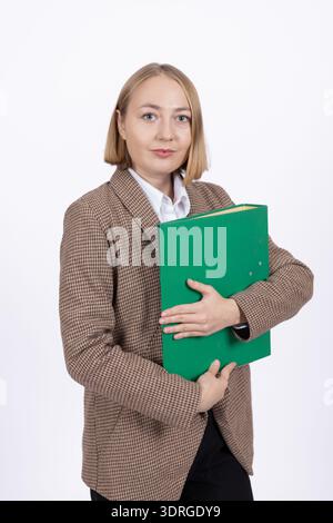Donna d'affari in giacca marrone con una cartella verde Foto Stock