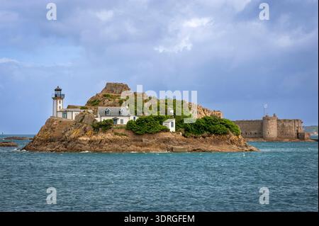 Faro di Ile Louet e Chateau du Taureau sullo sfondo, Carantec, Morlaix Bay, Bretagna, Francia. Paesaggio costiero a Finistere Foto Stock