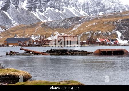Rusty rimane dell'ex industria baleniera di Grytviken, una popolare attrazione per i turisti delle navi da crociera. Cumberland East Bay, Georgia del Sud Foto Stock