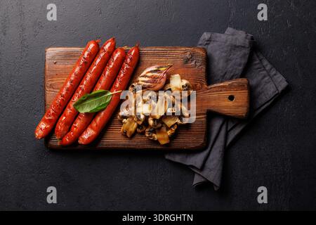 Salsicce alla griglia servite con funghi Foto Stock
