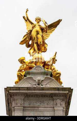 Statua in bronzo dorato della Vittoria alata in cima al Victoria Memorial di Londra, Regno Unito Foto Stock