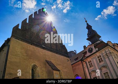 Sinagoga vecchia-nuova a Praga con il municipio ebraico Foto Stock