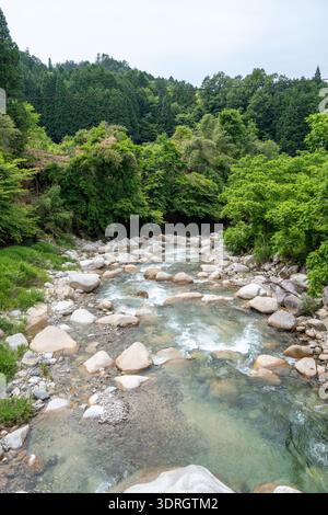 Fiume che scorre lungo il sentiero Nakasendo tra Magome e Tsumago, in Giappone Foto Stock