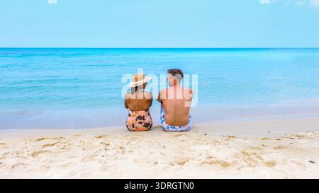 Goditi un momento tranquillo su una spiaggia sabbiosa con acque turchesi cristalline Foto Stock