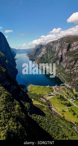 Vista aerea mozzafiato degli splendidi fiordi e dei lussureggianti paesaggi della Norvegia Foto Stock