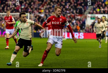 Diogo Jota, Joe Worrall in azione durante il match di fa Cup, quarti di finale tra Nottingham Forest e Liverpool, City Ground, Nottingham, Inghilterra. Ma Foto Stock