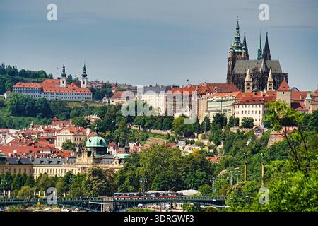 Praga, vista da Letnapark; castello e cattedrale di San Vito Foto Stock