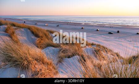Tramonto sulle tranquille spiagge della Danimarca con onde dolci e sabbia dorata Foto Stock